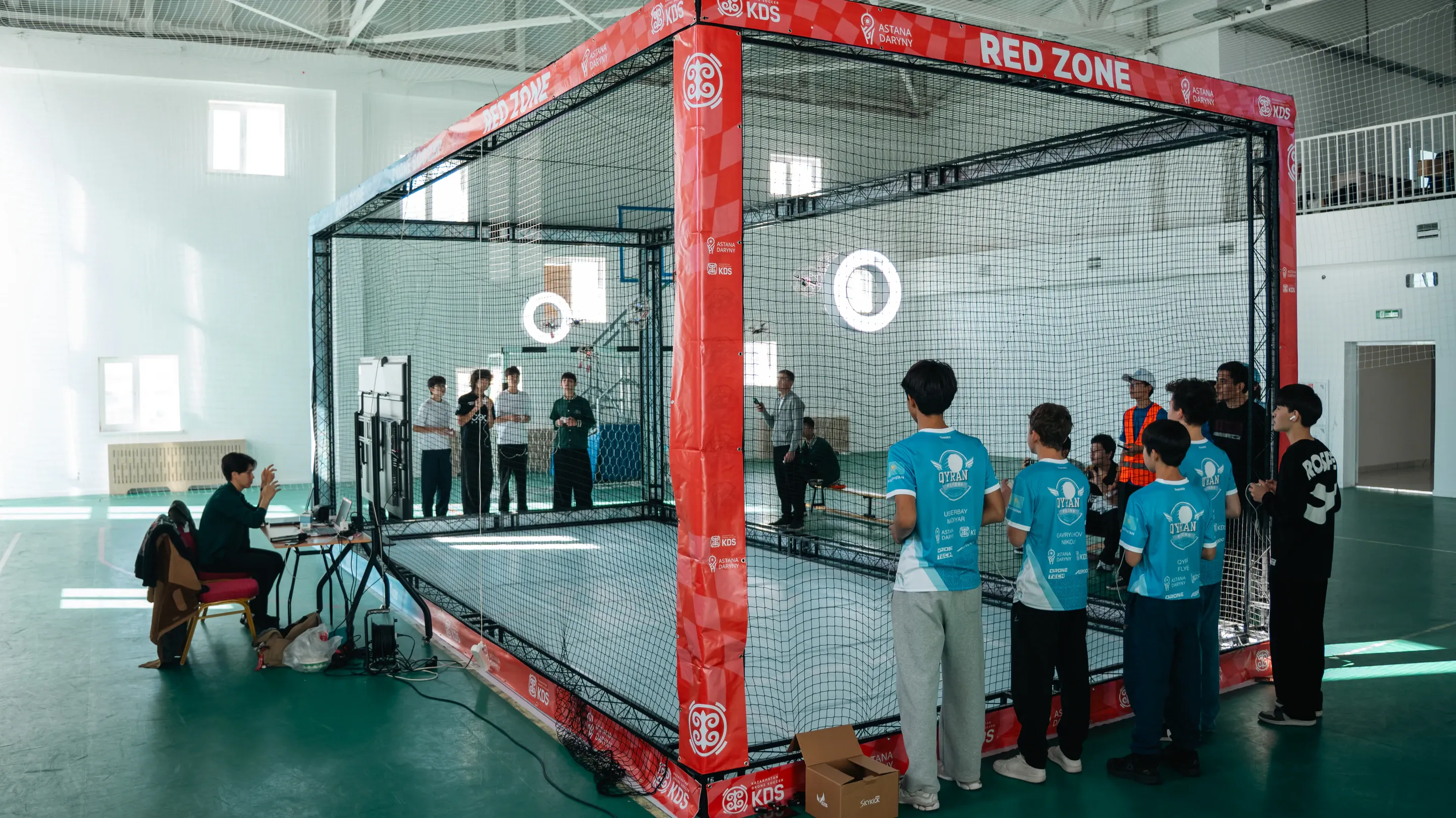 Red Zone торлы аренасы мен ауадағы сақиналар